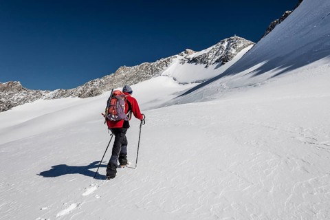 Mountaineer ascending the Hoher Weisszint