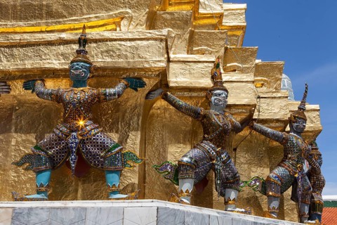 Yaksha statue at the golden chedi