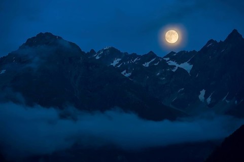 Full moon above the Kaunergrat ridge