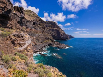 Rocky coastline on the Camino del Poris