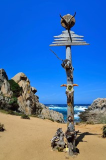 Decorated pole of the hippies in the Valle della Luna