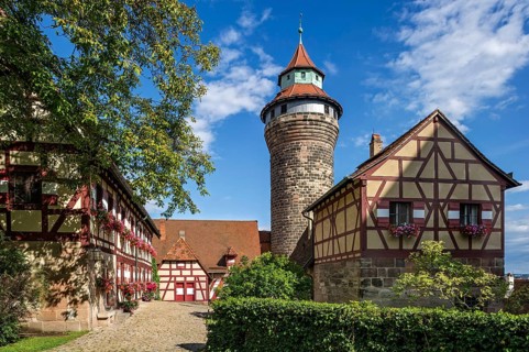 Secretariat Building with the castle administration