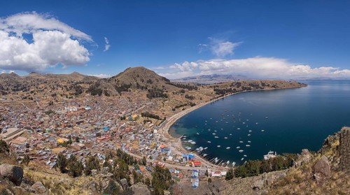 The town of Copacabana with its bay