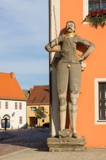 Roland figure outside the Town Hall