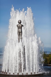 Fountain with the sculpture of a child