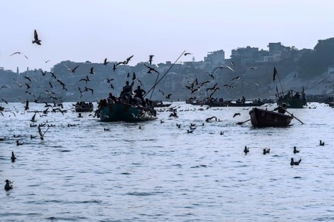 Boats full of people navigating on the Ganges river