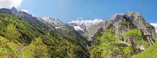 View from the Knappenhauser to the snowy peaks of the Alpspitze and Zugspitze and on the Hollental valley