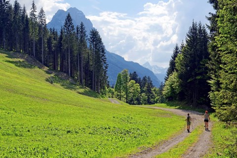 Hikers with view to the Grosser Waxenstein