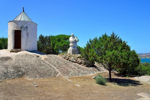 Guard shack and bust of Giuseppe Garibaldi at his home Casa Bianca