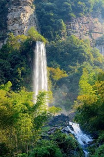 Large waterfall on Baofeng Lake