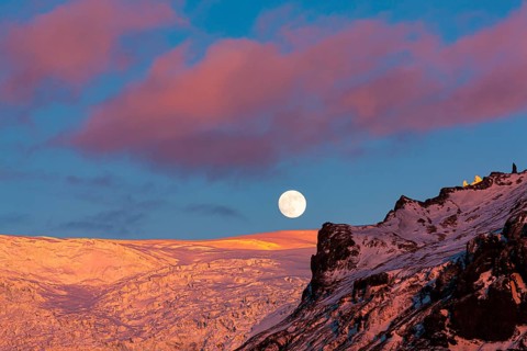 Full moon above Svinafellsjokull