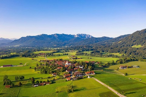 Wackersberg in front of Brauneck and Benediktenwand