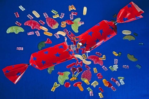 Bursting cracker with fruit gums