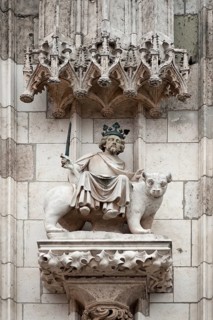 King Cyrus riding on the bear
