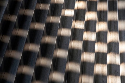 Structures in a metal element