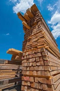 Planks- and slats in a sawmill