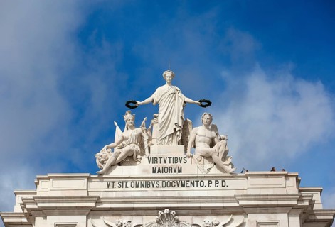 Three statues on the triumphal arch
