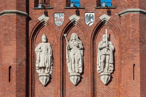 Sandstone statues at the King's Gate