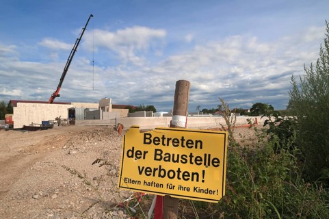 Prohibition sign 'keep off construction site'