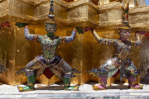 Yaksha statues at the golden chedi