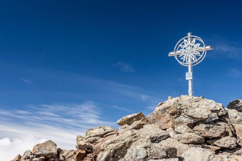 Summit cross on the Schneespitz in Pflerscher Valley