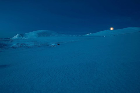 Moonset in the wintry Fjell