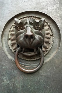 Door knocker with a lion's head