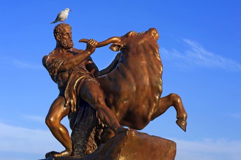 Sculpture of Hercules wrestling with the Cretan bull