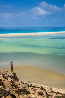 Yemenite man overlooking the Detwah lagoon