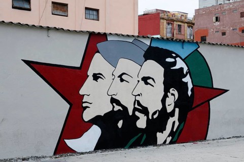 Mural 'Todo por la Revolucion' with national heroes Julio Antonio Mella
