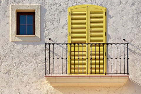 White house facade with a balcony