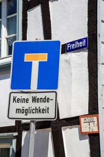 Strassensschild Freiheit and dead end road sign