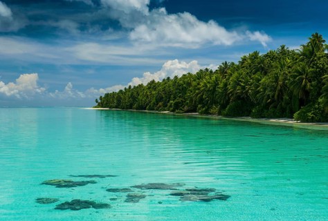 Islet and turquoise water in the Ant Atoll