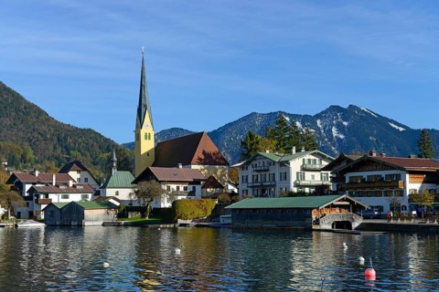 Parish Church of St. Lawrence in front of Bodenschneid und Stumpfling mountains