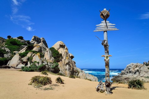 Decorated pole of the hippies in the Valle della Luna