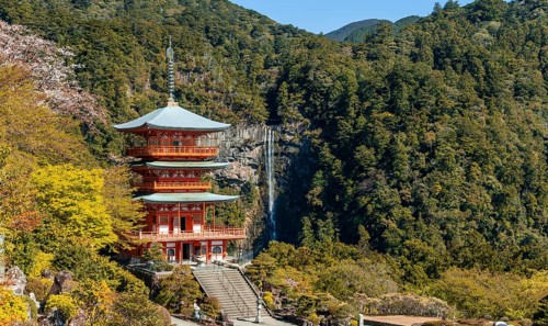 Nachi waterfall behind pagoda of Seigantoji Temple