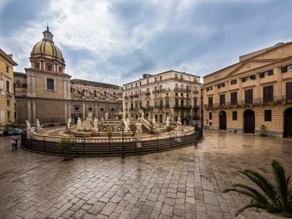 Fontana della Vergogna fountain in Piazza Pretoria by the Florentine Mannerist sculptor Francesco Camilliani
