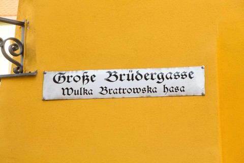 Street sign 'Grosse Brudergasse' in German and Sorbian