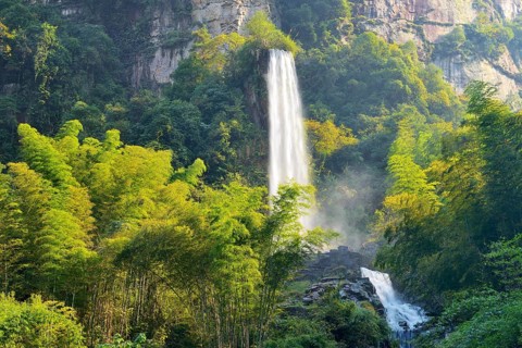 Large waterfall on Baofeng Lake