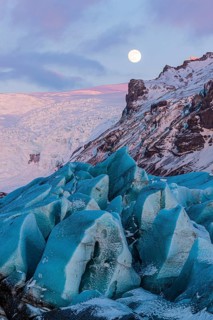Full moon over Svinafellsjokull