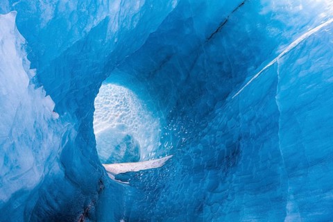 Ice cave in Svinafellsvatn