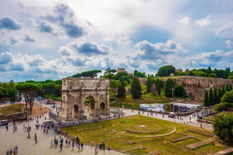 Tourists in front of the Arch of Constantine