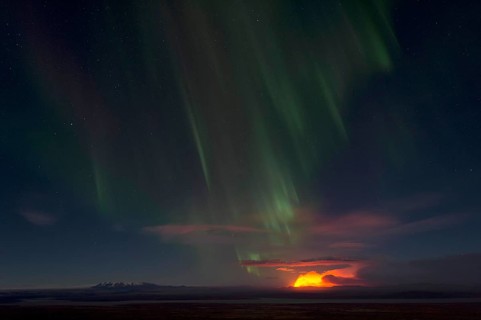 Northern lights and night-time glow of the Holuhraun fissure eruption north of the volcano Baroarbunga