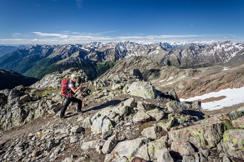 Mountaineer during the ascent to the Grawand through the Finailtal
