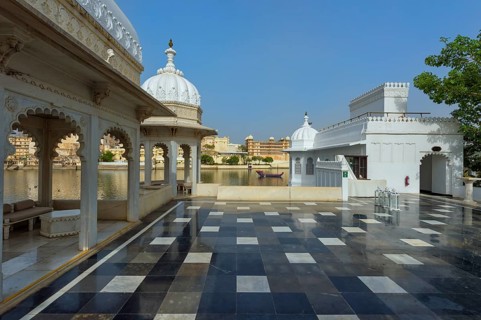 Lake Palace Hotel with view over City Palace