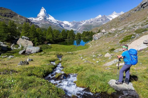 Man hiking at Grindjisee lake