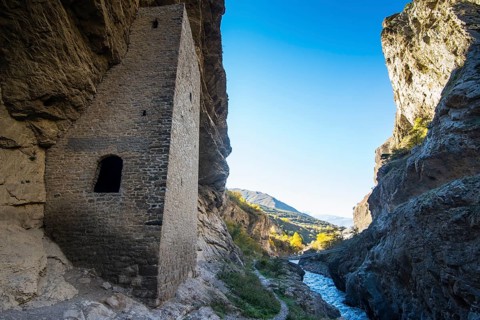 Chechen watchtowers under overhanging cliff on the Argun river