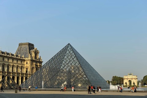 Glass pyramid in the courtyard of the Palais du Louvre and Arc de Triomphe du Carrousel