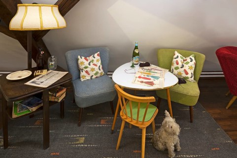 Seating places of the 1950s for the lady and the gentleman
