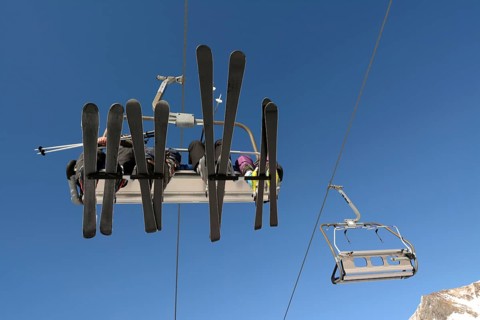 Ski lift and skiers